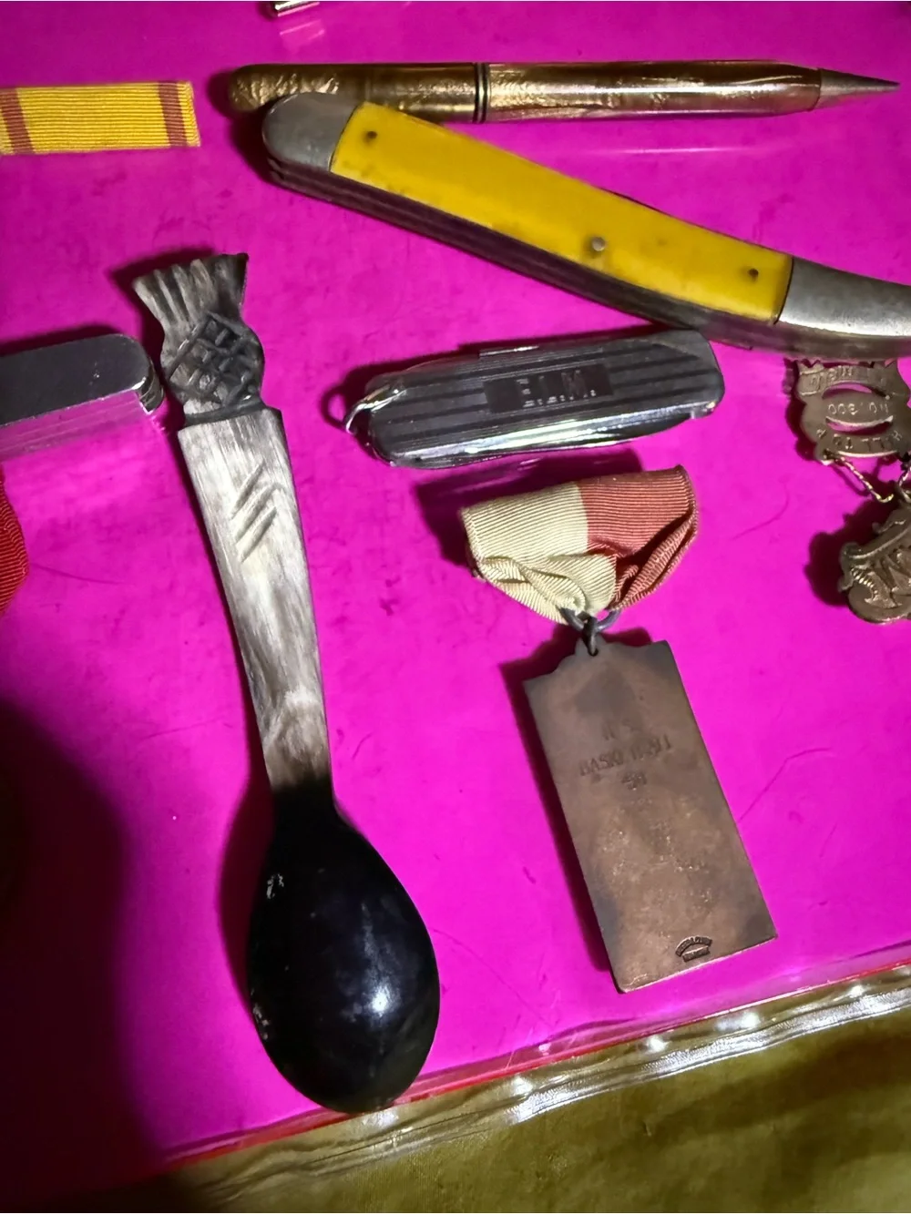 A lot of vintage DODADS